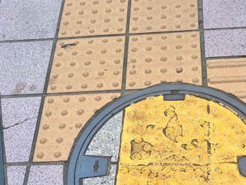 「笑いすぎて目が覚めた」「発想が天才」　点字ブロックが付いたマンホールを、よく見ていると？