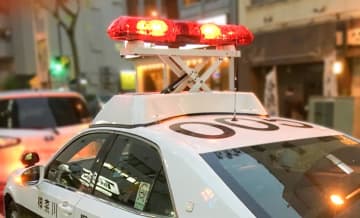 藤沢　男女3人負傷のひき逃げ事件　乗用車など3台絡む事故、複数人が逃走