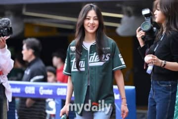 【PHOTO】ハン・ジウン、始球式に登場…美しいユニフォーム姿
