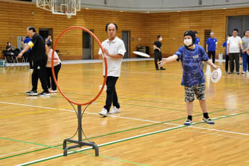 横浜　障害者と家族ら200人、スポーツで交流　円盤を投げる競技など