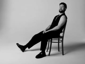 カラム・スコット、時代を超えたラブソングであるピアノ・バラード「Die For You」のリリック・ビデオを公開