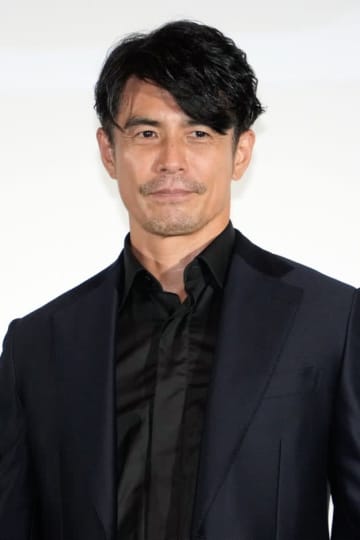 伊藤英明、Tシャツの穴を秒で消す“ライフハック”を披露→「そうきたか〜」「ここまでドヤれるなんて」