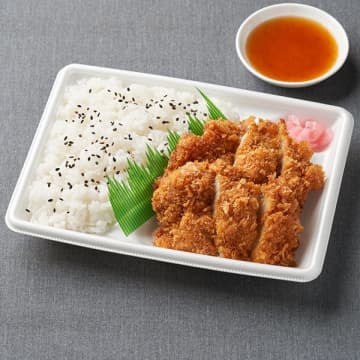 チキンカツをゆず果汁入りのさわやかな香りのおろしぽん酢で食べる! ファミリーマートが「おろし柚子ぽん酢で食べる！チキンカツ弁当」を発売