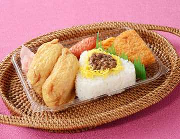 いなり寿司と季節のちらし寿司に赤ウインナーやコロッケなどのおかずを添えた、手軽に食べられる寿司セットが税込448円! ローソンが「寿司おかずセット(いなりと梅おかかちらし)」を発売