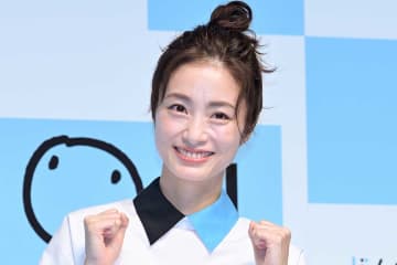 上戸彩、背中ざっくりワンピにファンくぎ付け「見惚れてしまいます」「美しいです」