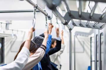 「あと二駅です」を英語で言うと？