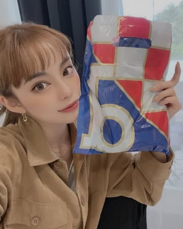 ｢心の整理全く追いついてません！虚無やばい！｣噂の美人すぎるW杯サポーター、退団のモドリッチへの愛爆発！思い出ショット大量公開