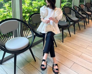 甘さときちんと感の絶妙バランス！パフスリーブ×黒パンツで好印象を狙って【40代の毎日コーデ】