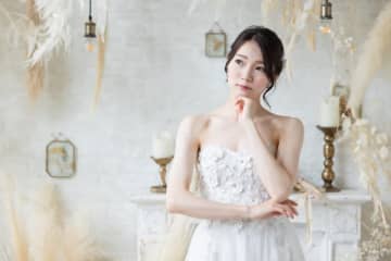 「わざわざ私に知らせないで…」結婚式で10年前の元カレ話をしてきた友人にムカついて絶縁した女性