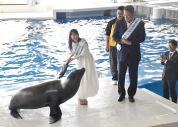アンバサダーに佐々木夫妻　8月のカジキ釣り国際大会　茨城県大洗水族館で就任発表会