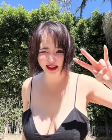 “顔面フィルター疑惑”を一蹴した韓国アイドル、キケンすぎるザックリドレス姿でファンの視線強奪！【PHOTO】