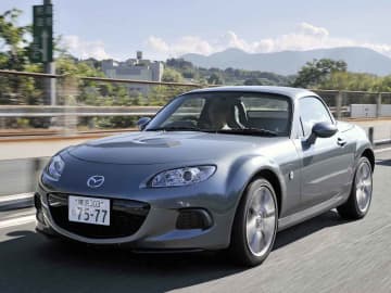 【10年ひと昔の新車】マツダ ロードスターRHTは、ショートトリップの相棒にも最高の1台だった