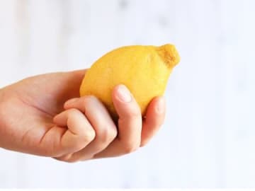 レモンを切らずに"たっぷり"果汁を絞る裏ワザ！キッチンにあるもので簡単にできるんです♪