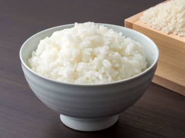【比較】コメ価格の高騰で、ご飯が食パンの「1.7倍」の値段に!?「コメ・食パン・うどん・パスタ・そば」の中で、今一番安い主食はどれ？ 1食あたりの価格を比較