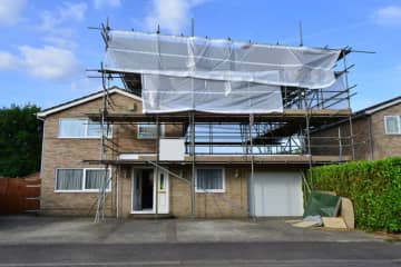 マイホームが古いので異常気象や地震で崩壊しないか心配……。いまは貯金がないのですが、補強工事のための「補助金」は出ないのでしょうか？