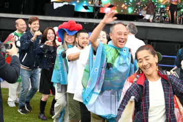 雨の万博は楽しめるのか調査…野外ステージがフジロック化！？