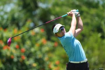 「楽しんで優勝争い」岩井千怜が1打差2位で最終日へ 勝みなみ23位