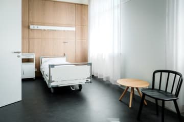 入院の際に「一番安い部屋は空いていない」とのことで「+4000円」の部屋になりました。空きがなかった場合でも「自己負担」なのでしょうか？
