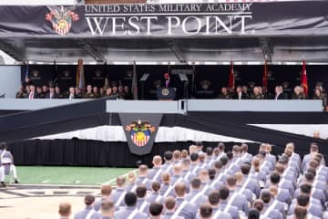トランプ、卒業式演説で突然「トロフィーワイフ」について語り始める。「大抵はうまくいかない」