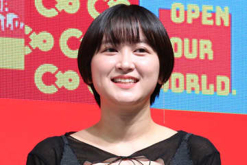 サーヤ、芸人仲間と夢の国で「鬼課金！」　ネットは髪型に注目「赤ちゃん三つ編み可愛い」