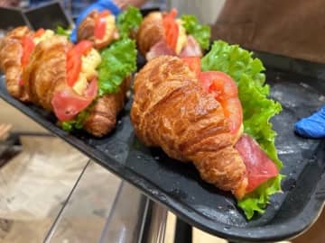 [鶴ヶ峰]大人気サンド！！出来立て！「ベーカリーベース」さん