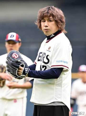 【PHOTO】歌手キム・ジャンフン、始球式に登場…美しい投球フォーム