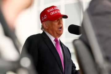 トランプ氏が陸軍士官学校で演説、「分断を招く屈辱的な政治訓練から解放」