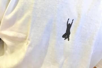 妻の「ジャンプ姿」をプリント　夫が自作した「愛妻Tシャツ」に14万いいね