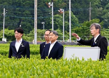 天皇陛下、全国植樹祭で来県　埼玉・入間の茶畑など訪問…茶葉を手に熱心に質問、昼食時には狭山茶を試飲　緑化活動に貢献した人たちとも懇談、子どもらとの交流も