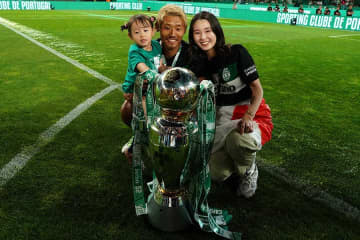 サッカー日本代表の妻に“おねだり”　海外選手が記した求愛の7文字が話題「僕に娘をkudasai？」