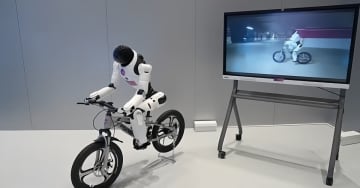 ロボット企業の智元、人型ロボット「霊犀X2」で商用元年を始動―中国