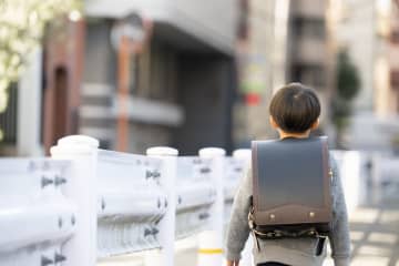 小学生の息子のランドセルが外に置き去りに…「緊張感あふれる光景」に思わずギョッとしてしまう