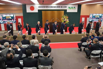 【速報】成田空港で本格工事始まる　滑走路新設・延伸へ　年間発着能力34万回から50万回　29年運用開始目指す