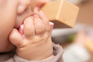「漂白剤を舐めていた」1歳児の事例も　東京消防庁が乳幼児の誤飲に注意喚起　「誤飲防止の目安」になる身近なものとは