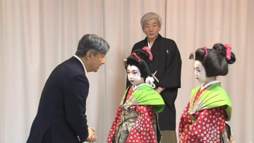 天皇陛下、秩父神社で伝統の子ども歌舞伎をご鑑賞　「本当に素晴らしい口上どうもありがとう」子どもたちにお声がけ
