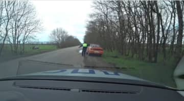 車が真っ二つに分離して逃走！？ロシアの“脱皮カー” 映像が話題に