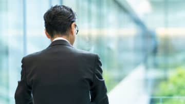 昭和的と思われがちだが…一周回って「背中で見せる」若手育成が会社にも後輩にも求められている理由