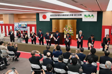 成田空港、滑走路の新設・延伸工事始まる　旅客数2倍へ、29年3月末完成めざす