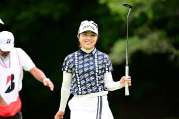 女子ゴルフ佐久間朱莉、－20で逃げ切り完全V！　隣コースに入れる大ピンチも…涙の初Vから1か月で2勝目