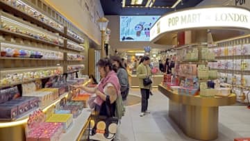 人気のぬいぐるみ「ラブブ」巡ってけんか、店頭販売停止に　英