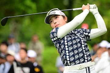 女子ゴルフ佐久間朱莉「父にいい誕生日プレゼントを贈れた」　2勝目は－20完全V「後半は凄く苦しい展開だった」