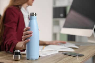 暑くなると毎日コンビニでお茶を「2本」買うのが習慣です。水筒にすると「年間7万円」も節約できるって本当ですか？