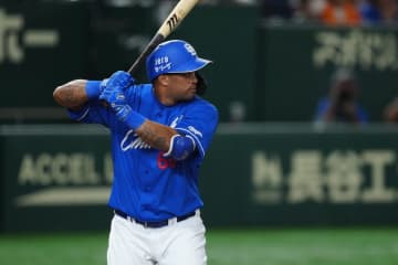 中日“元4番”が異国で衝撃2発「帰ってきて」　変わらぬ弾道に竜党「必要じゃない？」