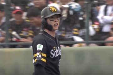 周東が声荒げ判定に怒り　リプレー映像に鷹ファン歓声も…判定覆らず、不満げにベンチへ