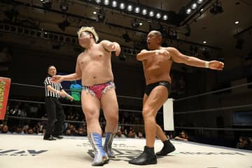 【ＤＤＴ】鈴木みのるがディーノ下しユニバーサル王座防衛　挑戦者名乗りの青木真也と火花「来いよ！」