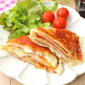 【コレ作るためにギョーザの皮買ってます！】「子供が全部食べた」「朝ごはんにピッタリ」フライパンで焼くだけの簡単ピザレシピ