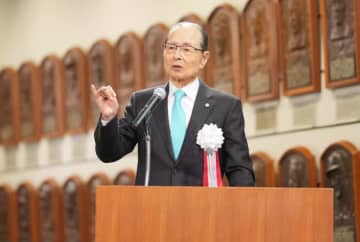 王貞治、さだまさしのコンサートを訪れ「現役が羨ましい」と激励。豪華ツーショットに「素敵」の声