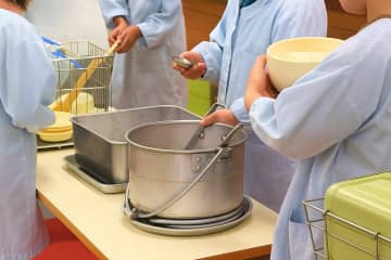 小学校で給食エレベーター故障、保護者が運搬に奔走…ネット賛否「素晴らしい」「美談で良いのか？」