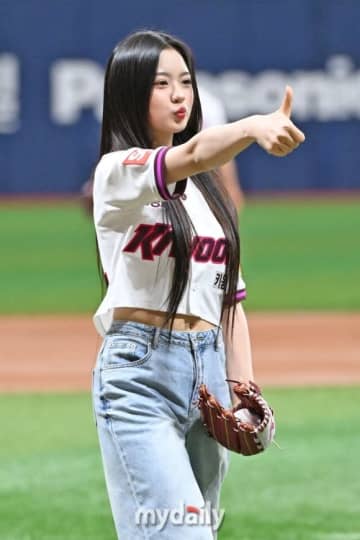 【PHOTO】KiiiKiiiのKya、始球式に登場…キュートな笑顔