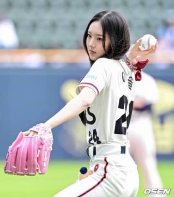 【PHOTO】KiiiKiii イソル、始球式に登場…キュートなユニフォーム姿